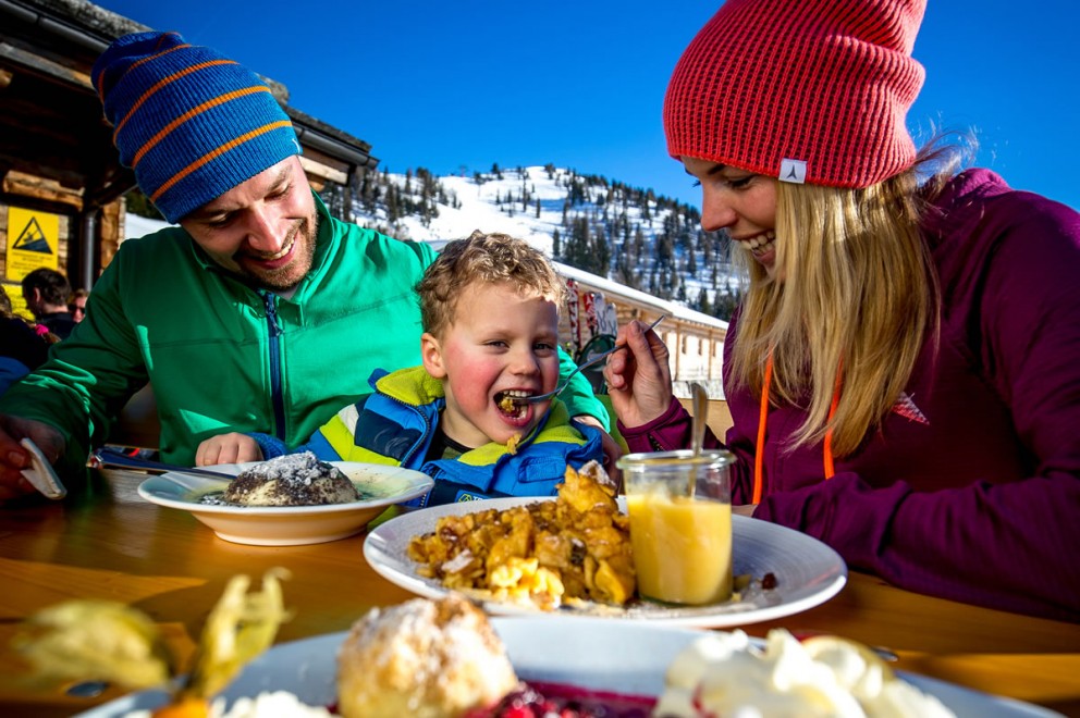 Familie beim Kaiserschmarrn Essen © Salzburger Sportwelt | Tom Lamm